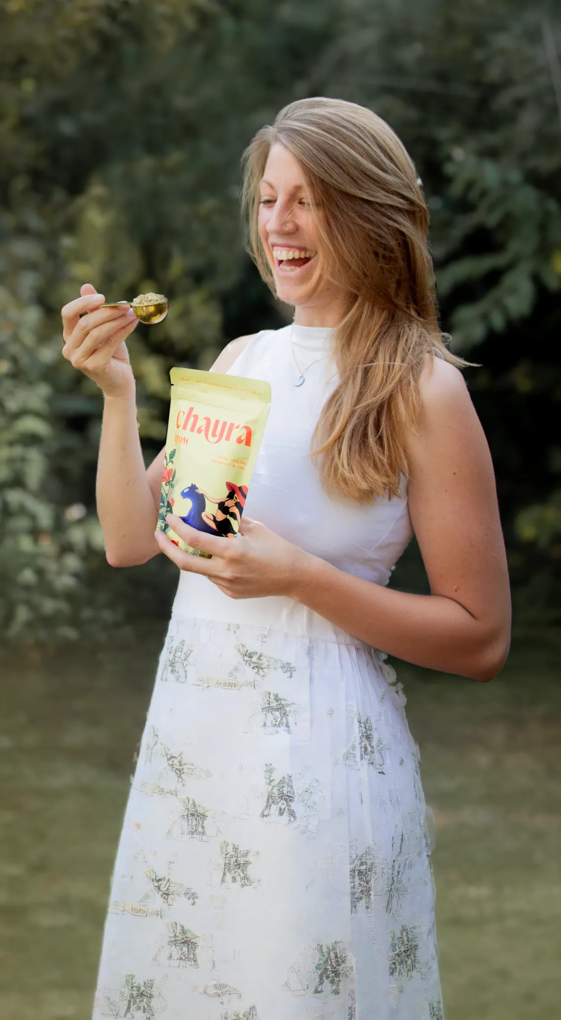 Frau im Garten mit einem GROW-Beutel und einem Löffel CHAYRA