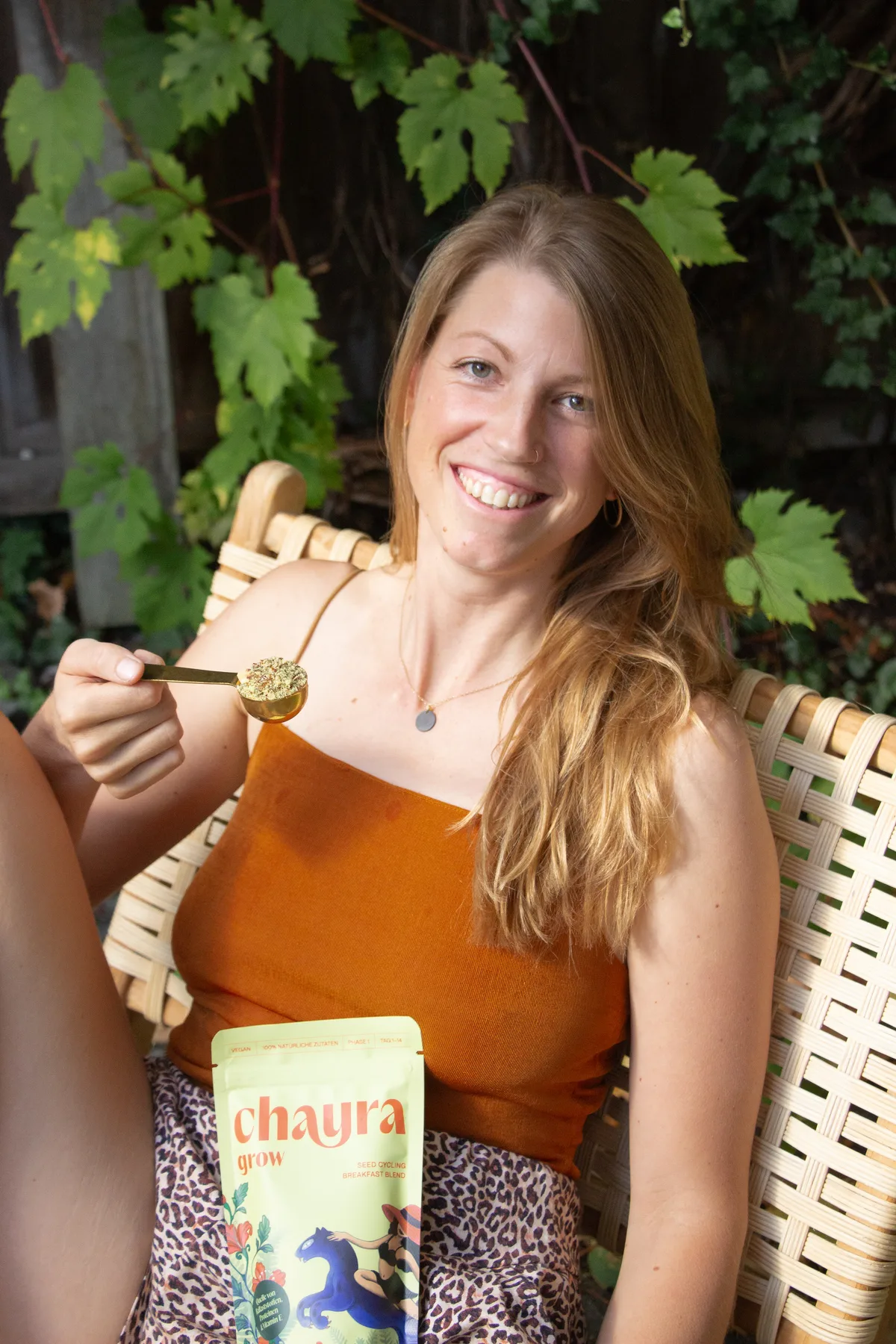 Dr. Daniela Zölly mit einem Löffel CHAYRA GROW